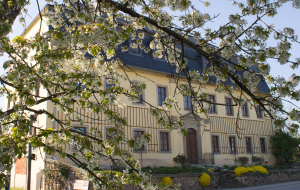 altes Wohnhaus an der Straße